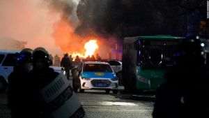 Proteste de amploare în Kazahstan după decizia guvernului de a ridica plafonul preţurilor la gaz
