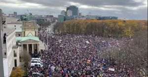 Mii de oameni protestează împotriva restricţiilor antiepidemice în mai multe oraşe din Germania