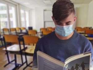 Părinţii şi profesorii vor măşti gratuite pentru elevi