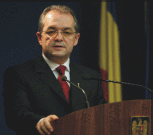 ""Observ că există tot mai puţine şcoli profesionale care răspund nevoilor de dezvoltare ale comunităţilor locale, observ că 80% dintre absolvenţii de învăţământ superior lucrează în alte domenii decât cele pentru care s-au pregătit"", a concretizat Emil Boc.