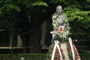 Bustul lui Mihai Eminescu de lângă Teiul lui Eminescu, Iaşi. Operă de Ion Mateescu.