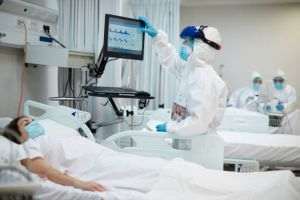 Risc de spitalizare redus cu 53% şi de deces cu 91% în cazul infectării cu Omicron, faţă de Delta
