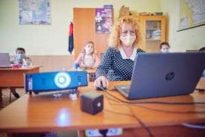 61% dintre profesori vor să creeze lecţii digitale pentru a-şi stimula elevii să înveţe mai bine