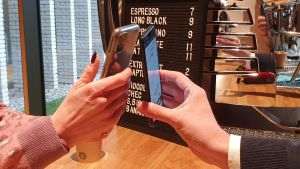 Banca Transilvania lansează aplicaţia BTPOS pentru comercianţi 