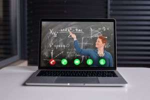 Efectele pandemiei - profesorii şi-au îmbunătăţit abilităţile digitale