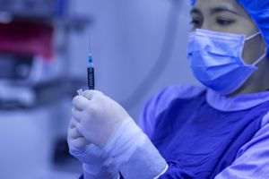 EMA îi îndeamnă pe producătorii de vaccinuri să nu se concentreze doar asupra variantei Omicron