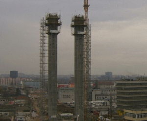 Aleşii locali bucureşteni au tot amânat să aprobe hotărârea de expropriere a ultimelor şase imobile din totalul de 104, pentru ca lucrările să poată continua.