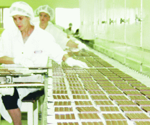 Compania Kraft Foods a anunţat că până la finele acestui anva închide fabrica de la Braşov, urmând să mute facilităţile de producţie la fabrica pe care o deţine în Bulgaria. 