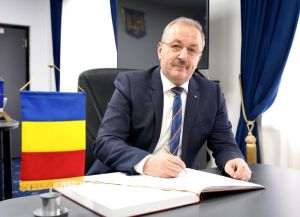 "Nu putem să minimalizăm şansele unui conflict armat în zona graniţei Ucrainei. Asta nu înseamnă că Româ­nia va fi implicată în acest război; e clar că nu va fi niciun fel de implicare, oamenii pot să stea liniştiţi din acest punct de vedere. Însă, atunci când în apropierea ta se întâmplă ceva, trebuie să intri într-o stare, dacă nu de alarmă, măcar de veghe", a ţinut să liniştească populaţia, recent, Vasile Dîncu, ministrul Apărării Naţionale.