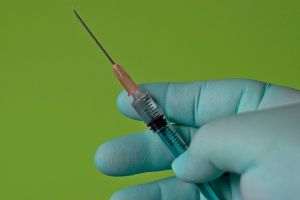 Dozele ''booster'' asigură o protecţie de 95% la persoanele de peste 50 de ani împotriva deceselor cauzate de Omicron