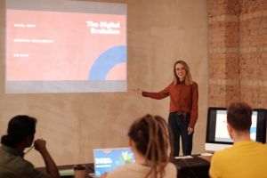 Ce avantaje financiare ai dacă investeşti în dezvoltarea abilităţilor digitale