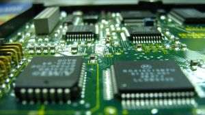 Comisia Europeană propune un set de măsuri pentru a face faţă penuriei de semiconductori 