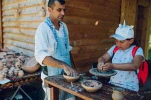 Dosarele de candidatură pentru obţinerea titlului de "Tezaur Uman Viu" vor fi depuse până la 31 martie