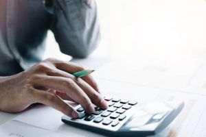 Comisia de Prognoză a revizuit în scădere la 4,3% estimarea de creştere economică pentru acest an