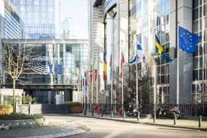 Parlamentul European cere Comisiei să suspende rapid fondurile Poloniei şi Ungariei
