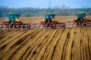 Patria Bank lansează un credit pentru fermierii care vor să cumpere terenuri agricole