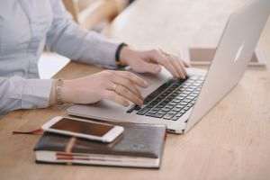 80% dintre femeile investitor îşi protejează finanţele pentru viitor