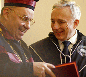 Guvernatorul Băncii Naţionale s-a aflat miercuri la Cluj-Napoca la invitaţia rectorului Universităţii Babeş-Bolyai, care i-a acordat joi titlul onorific de Doctor Honoris Causa.