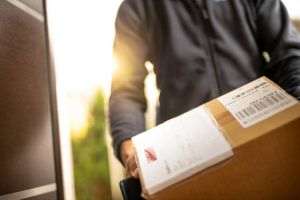 Piaţa serviciilor de poştă şi curierat din România a crescut cu 19% în 2020