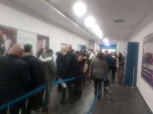 Cozi de zeci de persoane şi mii de programări la centrele de eliberare paşapoarte