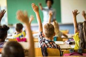 Elevii cu afecţiuni cronice vor beneficia de învăţământ hibrid