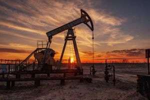 Preţurile petrolului sunt volatile şi ar pendula între un maxim de 200 dolari pe baril şi sub 100 de dolari pe baril până la final de 2022