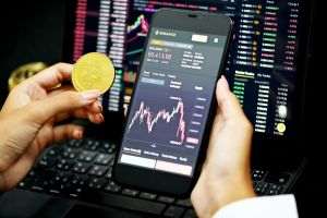 "Din zece persoane care au auzit de criptomonede, patru deţin sau au deţinut astfel de active"