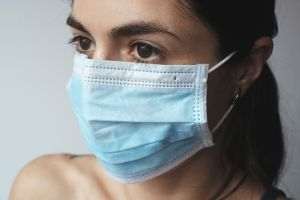 Polonia renunţă la purtarea măştii şi la măsura carantinei