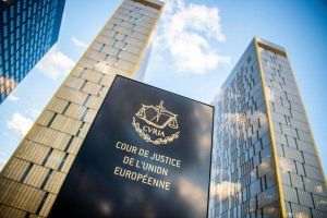 Curtea Europeană de Justiţie blochează încercarea guvernului polonez de a scoate din sistem judecătorii numiţi înainte de 1989