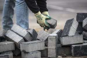 Criza materialelor de construcţie reclamă o acţiune comună de protecţie a infrastructurii