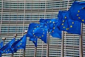 Comisia Europeană propune ca refugiaţii ucraineni să îşi poată converti hrivnele în euro