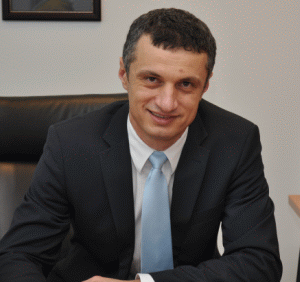 Domnul George Popescu, directorul sucursalei "Amway" România Marketing SRL, s-a născut în anul 1967, în oraşul Rm.Sărat-Buzău. A absolvit Facultatea de Automatică din cadrul UPB. Este căsătorit şi are un fiu. Hobby: baschetul şi schiul.