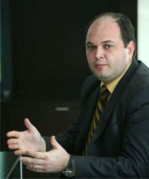 Ionuţ Dumitru, economistul-şef al Raiffesen Bank: "Noi anticipăm anul acesta o creştere economică mai mică decât anticipam iniţial. Prognoza noastră iniţială era de 4,7%, am modificat-o recent la 2,2%. Avem incertitudini foarte mari, totul depinde de (...) conflictul militar din Ucraina. Este clar că peste tot în lume, şi în Europa şi pe alte continente, condiţiile economice s-au deteriorat".