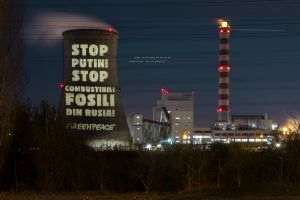 Activiştii Greenpeace protestează în faţa rafinăriei Lukoil 