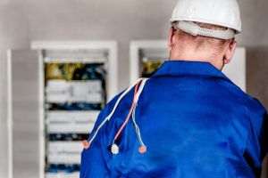 Inginerii, foarte căutaţi şi bine plătiţi