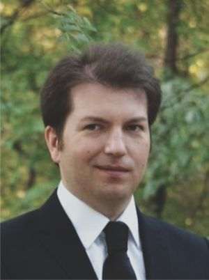 Corneliu Manole, în vârstă de 41 de ani, consiliază investitori străini în domeniul relaţiilor guvernamentale (public affairs)şi comunicare strategică. A studiat istoria şi relaţii internaţionale, la Varşovia, Bruxelles şi Ankara.