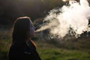 Un producător chinez de ţigarete electronice anunţă lansarea primului produs de vaping biodegradabil