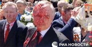 Ambasadorul Rusiei în Polonia, Serghei Andreev, a fost stropit ieri cu o substanţă roşie de manifestanţi pro-ucraineni, la o ceremonie de la Varşovia, destinată Zilei Victoriei. (Sursa foto: Twitter)
