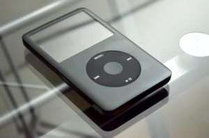 Apple renunţă la iPod