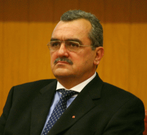 Miron Mitrea este acuzat de către DNA că a obţinut foloase necuvenite în valoare de 9,27 miliarde de lei vechi.