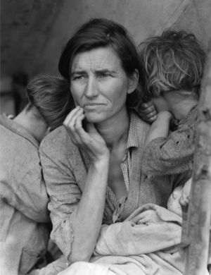 Anul 1939: se încheie Marea Depresiune declanşată în 1929. Fotografia cu titlul "Migrant Mother" (martie 1936) a artistei Dorothea Lange înfăţişează imaginea unei sărace culegătoare de mazăre din California, Florence Owens Thompson, mamă a şapte copii.