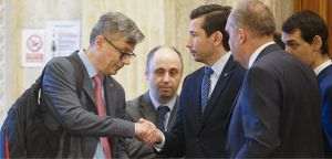 Ministrul Energiei Virgil Popescu (PNL) dând mâna cu Cătălin Niţă, directorul executiv al Federaţiei de Petrol şi Gaze (FPPG). Sursa foto: Facebook/George Simion