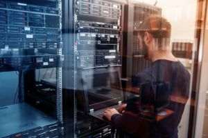Patru din cinci bănci au migrat sau intenţionează să îşi mute infrastructura IT în cloud pentru a rămâne competitive