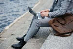 Rucsac din piele ca accesoriu la o ţinută business - pe care să îl alegi?