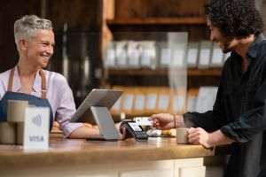 Peste jumătate dintre cetăţeni preferă plăţile digitale