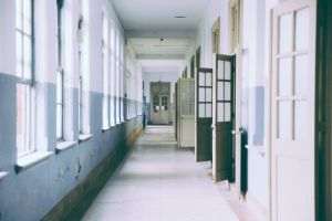 Proiect: directorii de şcoli, obligaţi să cunoască limba română