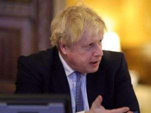 Boris Johnson şi-a salvat postul