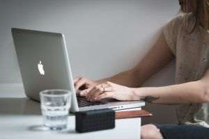 Apple a prezentat două MacBook-uri cu un nou cip