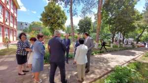 Iohannis şi trei miniştri vizitează singura "şcoală circulară" din România