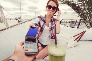 3 din 5 români vor să plătească cu cardul sau cu dispozitive mobile când călătoresc în străinătate
